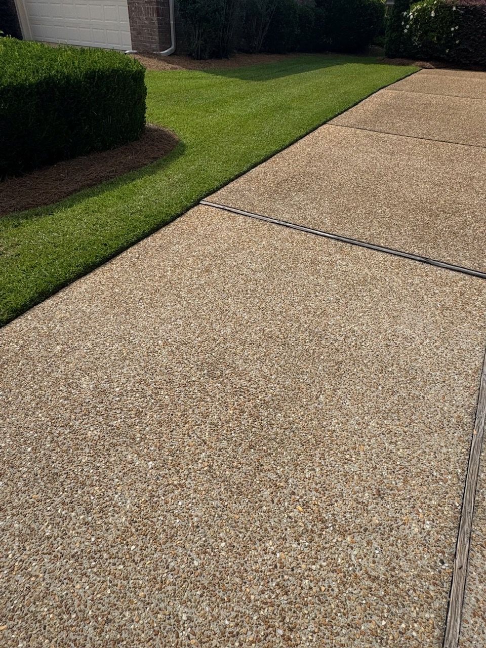 Crisp lawn edge along driveway, Wilmington NC